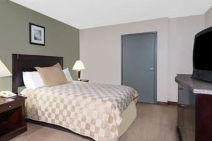 Super 8 by Wyndham Brook Park / Cleveland