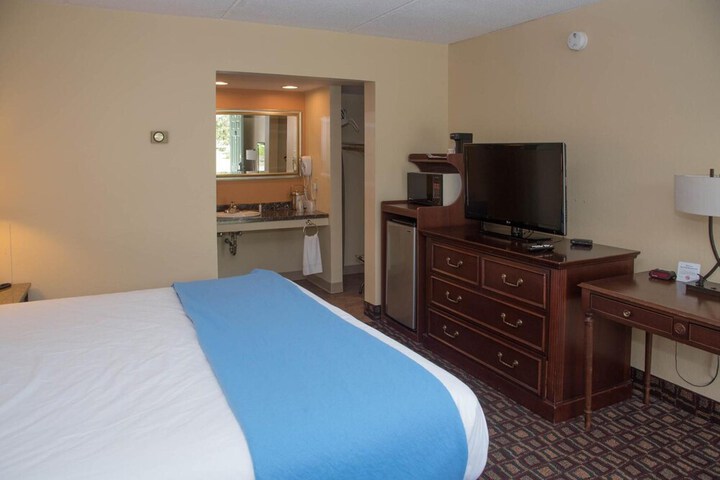 Room 13 of 37