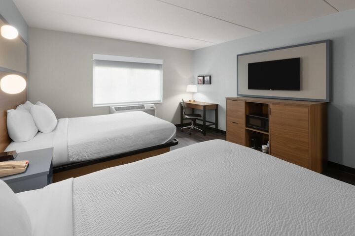 AmericInn by Wyndham Douglas / Saugatuck