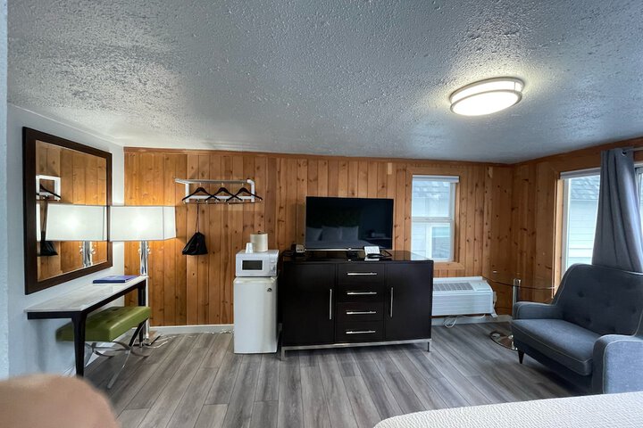Tides Inn & Suites