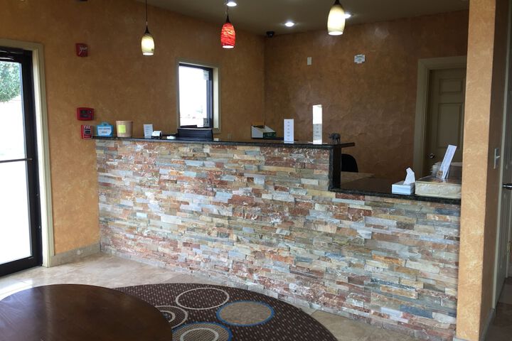 Pearsall Inn & Suites