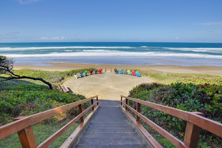 Lincoln City Beach Condo: Clubhouse & Pool Access!