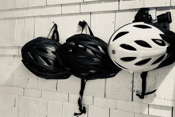 Inviting Bungalow Next to UNC - Free cruiser bikes!