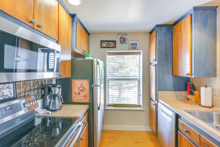 Walk to Main St! Ennis Townhome w / Balcony