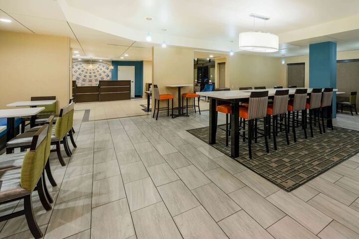 La Quinta Inn & Suites by Wyndham Columbus - Grove City