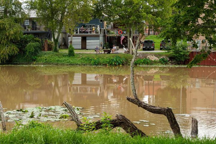 Chateau Royale Pet Friendly, on Bayou, Downtown!