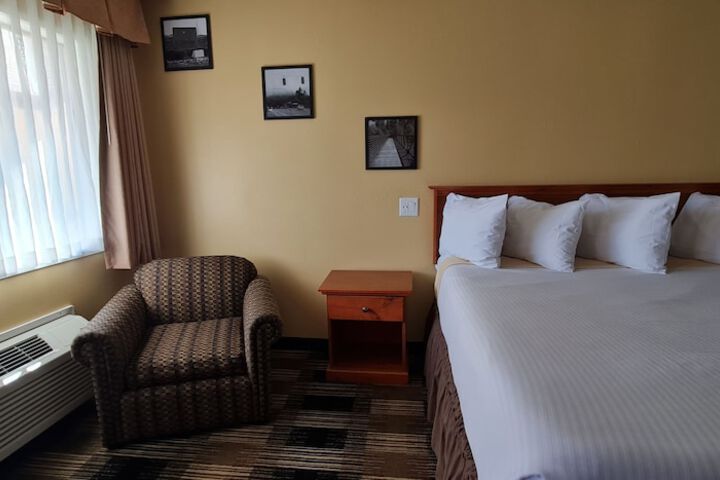 Oakridge Inn & Suites