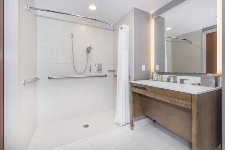 DoubleTree by Hilton Raleigh - Cary