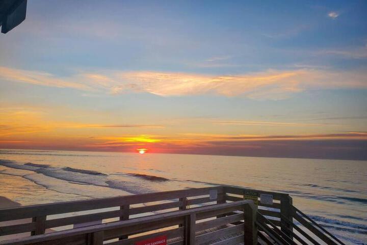 Sand & Sea: Beach Views For Miles!