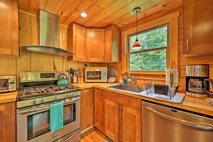 Private Chester Home w / Deck Mins to Skiing!