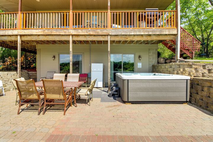 Private Lakefront Cabin w / Hot Tub Deck & Views