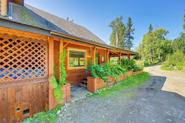 Cozy Kenai Abode w / Private Deck: 5 Mi to Ocean!