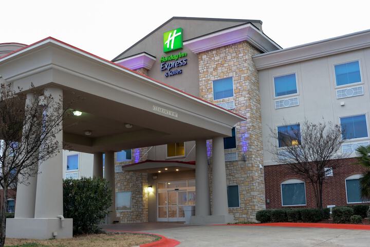 Holiday Inn Express & Suites New Boston by IHG