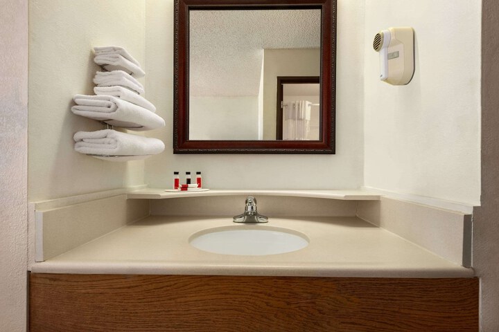 Room 8 of 16