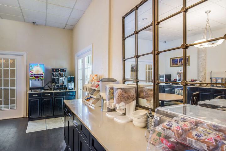 Breakfast/Coffee Service 110 of 115
