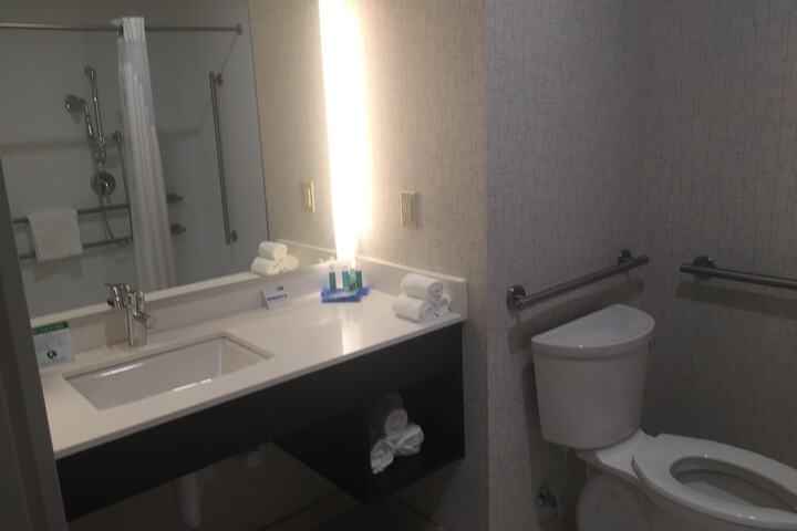 Room 11 of 32