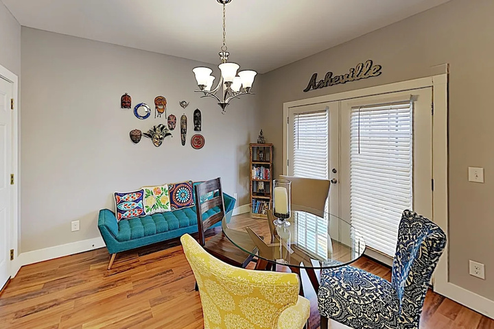 New Listing! New-build Near Downtown 5 Bedroom Home