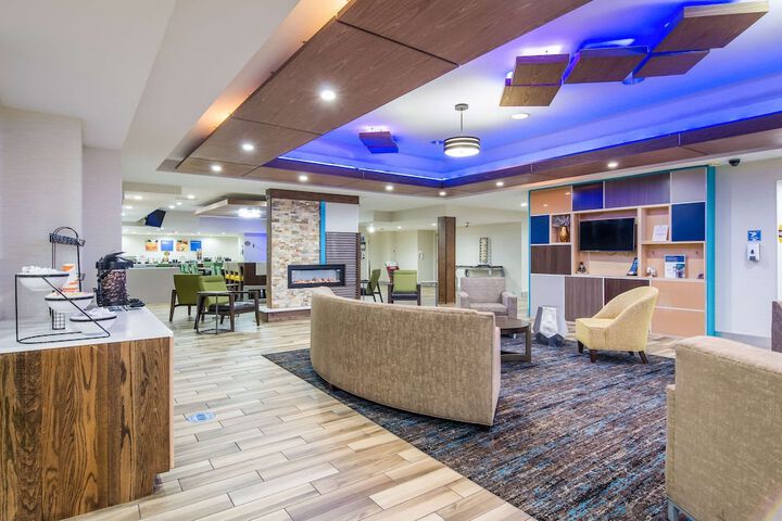 Comfort Inn & Suites Pittsburgh Fox Chapel