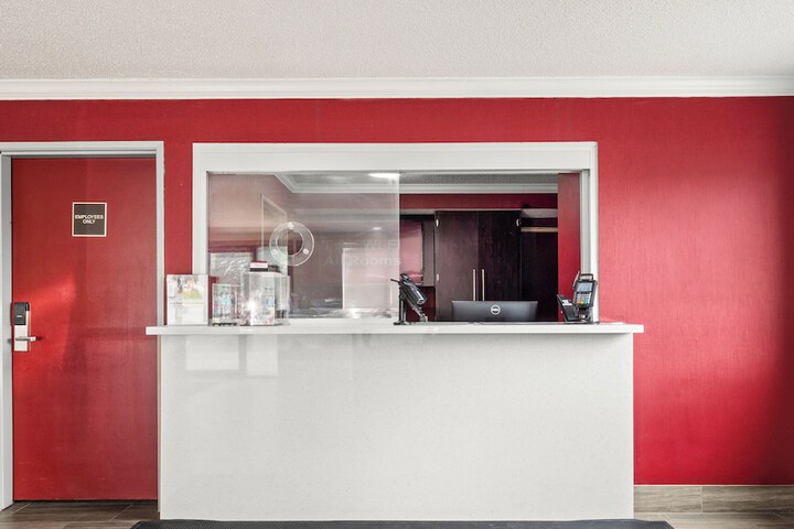 Red Roof Inn PLUS+ Belleville
