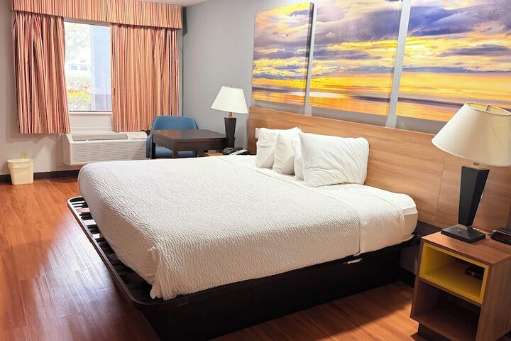 Days Inn & Suites by Wyndham Winnie