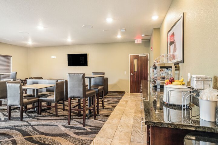 Cobblestone Hotel & Suites - Newport