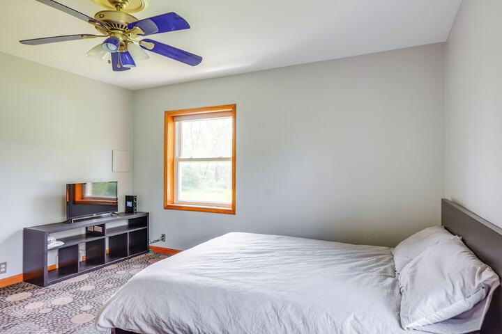 Pet-friendly New Berlin Retreat w / Patio & Yard!