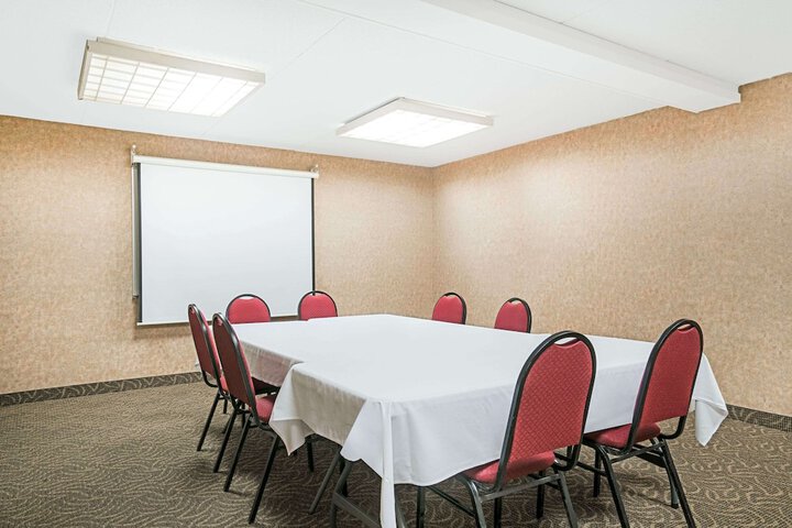 Ramada Hotel & Conference Center by Wyndham Plymouth
