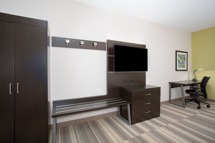 Holiday Inn Express & Suites Lincoln City by IHG