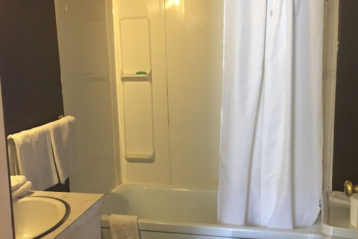 Room 4 of 16