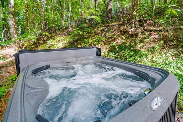 Modern Chalet w Hot Tub Large Deck, Grill & WiFi