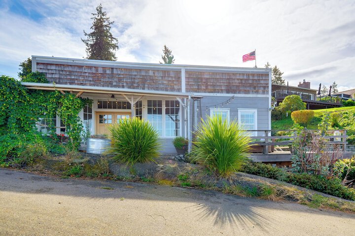 Gig Harbor House w / Private Beach + Views!