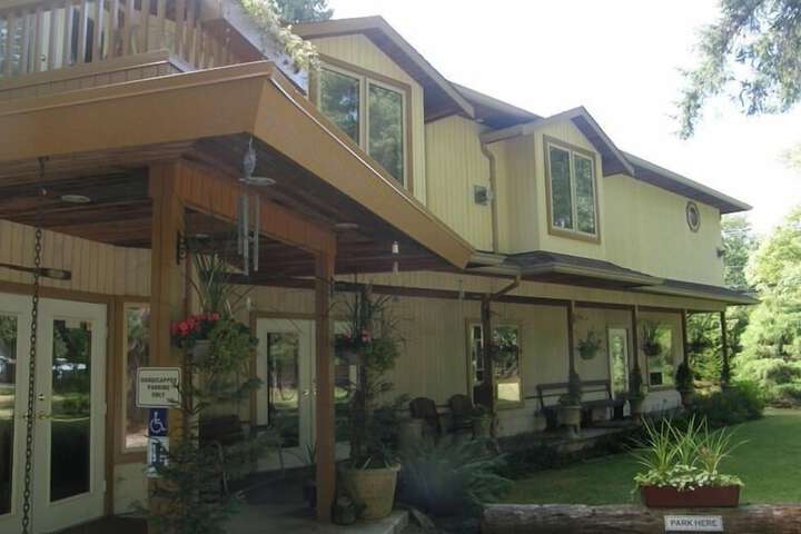 Cedar Wood Lodge B & B