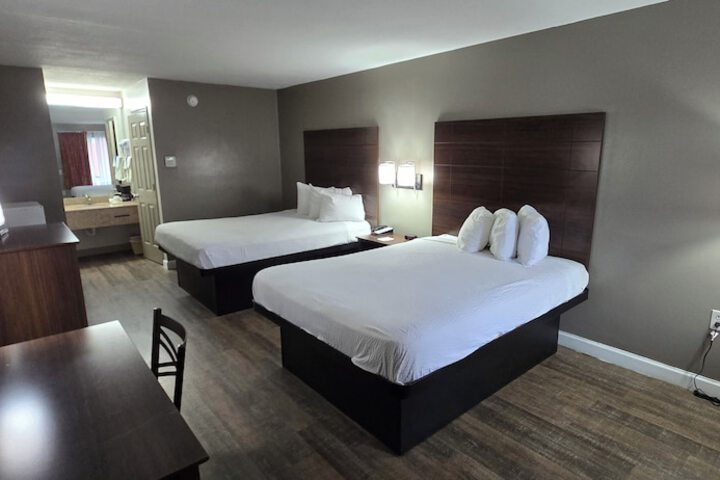 Days Inn by Wyndham Clinton