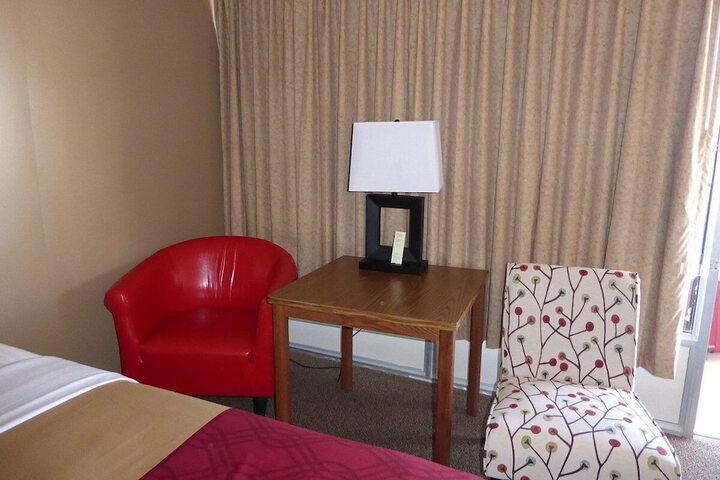 Econo Lodge Wall