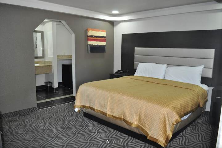 Room 6 of 8