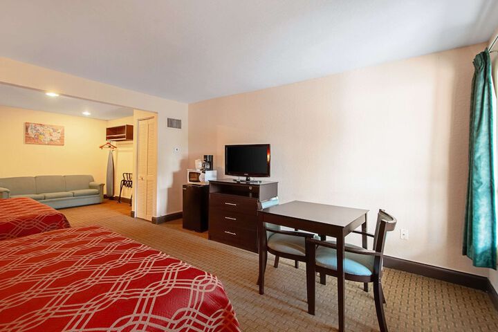 Econo Lodge Inn & Suites Clearwater Central