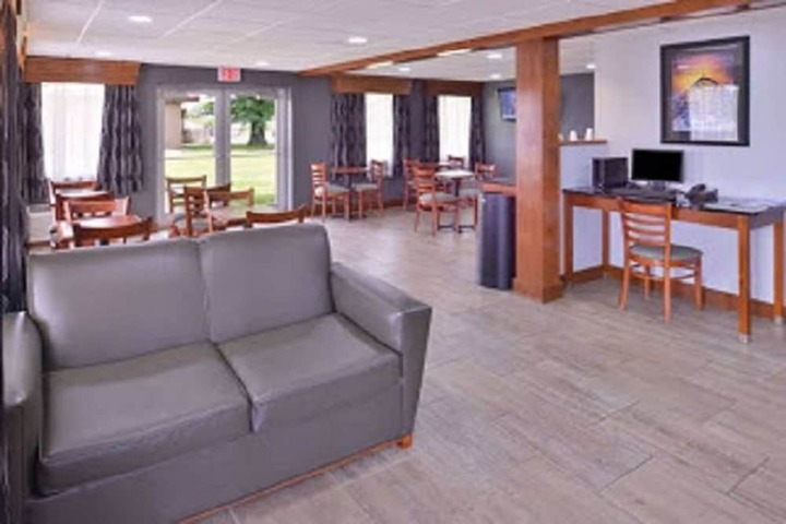 Business Center 23 of 23