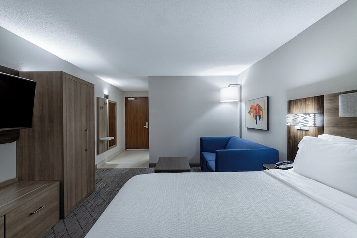 Holiday Inn Express & Suites Vadnais Heights by IHG