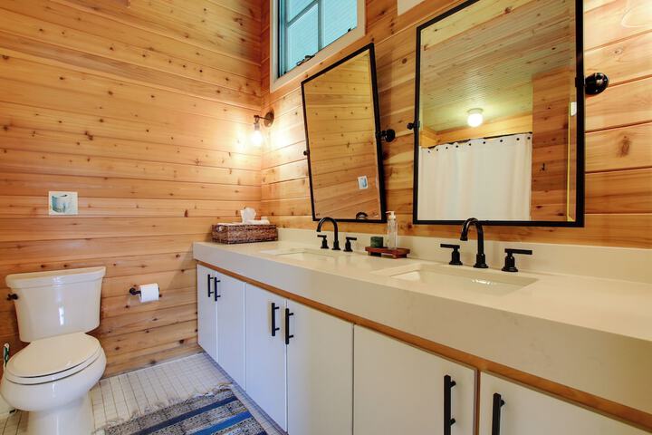Serene Washington Island Getaway w / Private Beach!