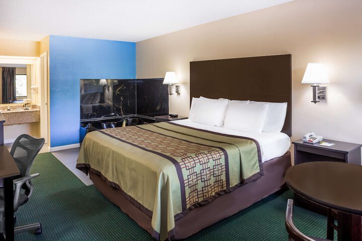 Room 10 of 14