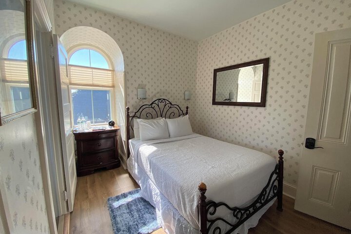 Room 27 of 34