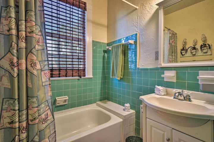 Lakefront Florida Retreat - Pool Table & Boat Dock