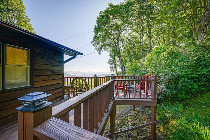 Cullowhee Mountain Retreat w / Deck and Fire Pit!