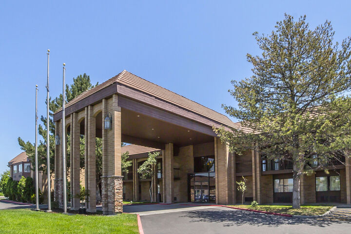Econo Lodge Inn & Suites