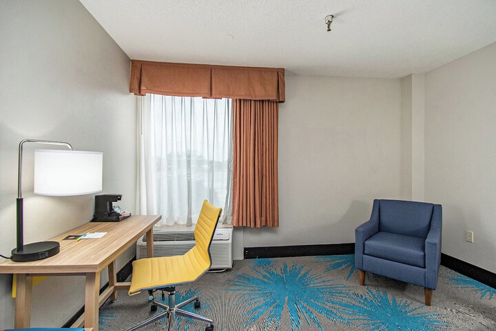 Days Inn & Suites by Wyndham Mt. Pleasant