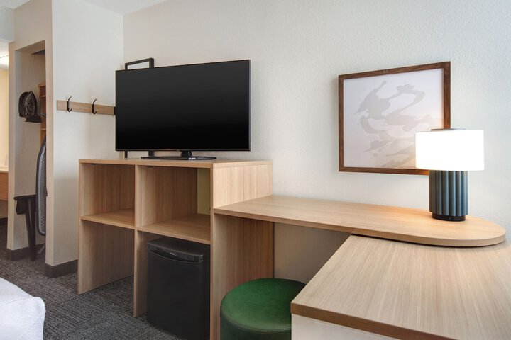 Room 16 of 40