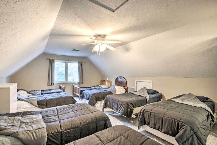 Lake Hartwell Home w / Private Dock & Hot Tub!