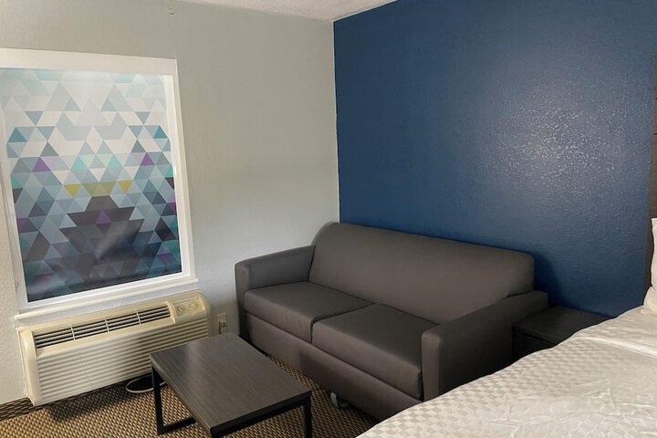 Clairmont Inn & Suites Warren