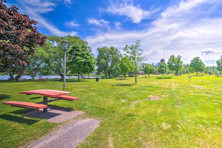 Cozy Ishpeming Cottage w / Lake & Park Views!