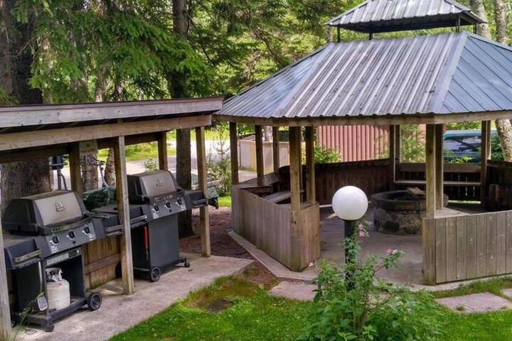 High Falls Motel & Cabins